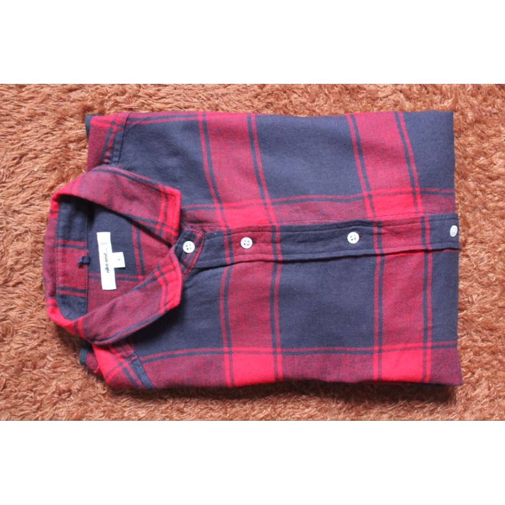 Kemeja lengan Panjang keren "niko and...  " meterial flannel  . size L lebar dada 50 cm panjang 67. 