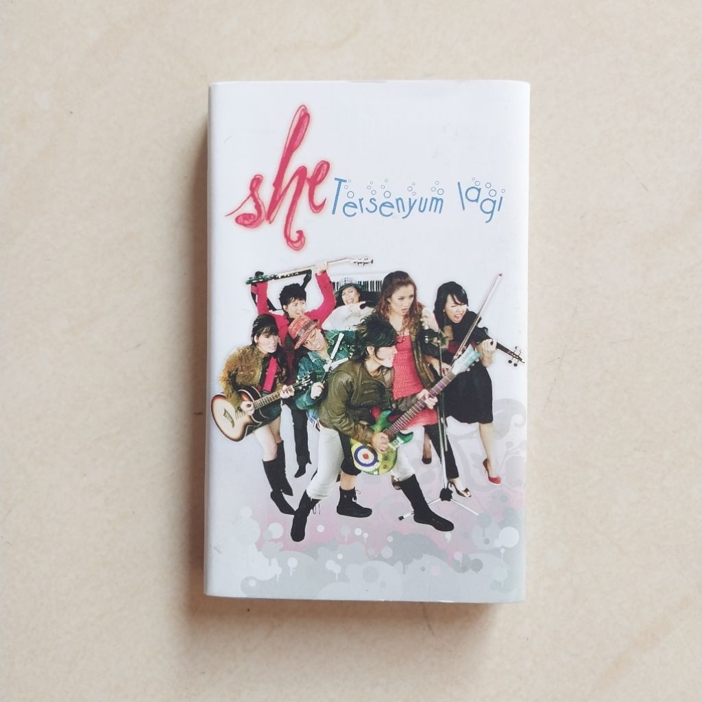 KASET SHE ALBUM TERSENYUM LAGI
