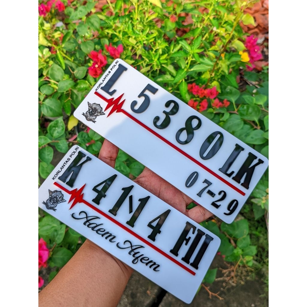 Plat Nomor Motor Akrilik Timbul Variasi Hitam Putih Custom Baut Tanam Murah Original