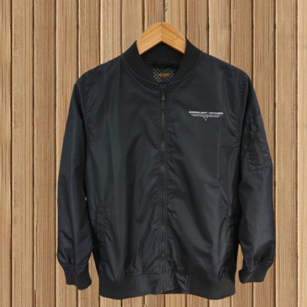 Greenlight Jaket Bomber Pria Bahan Parasut Regular Fit 081224 Original