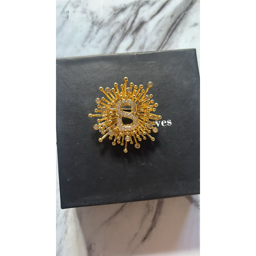 Selina brooch buttonscraves