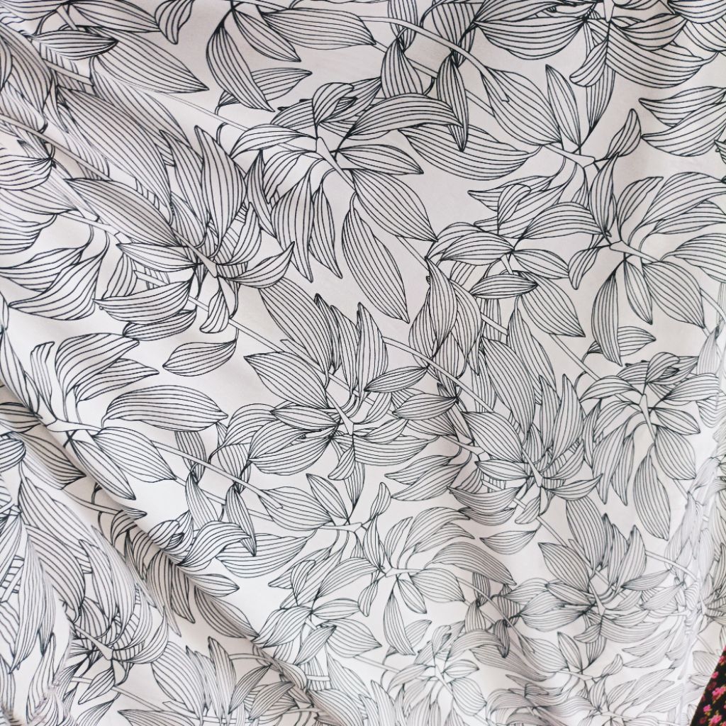 Kain Nasiji Crepe Premium Motif Daun Hitam Putih Monokrom Meteran (Harga Kain Per½ Meter)KYT