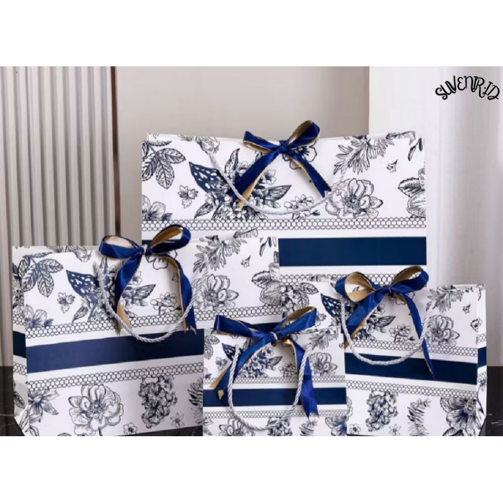 Tas Kado Motif Putih Garis Bunga Premium – Paper Bag Cantik dengan Pita Warna Gold & Biru
