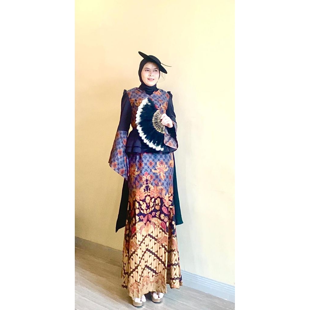 Batik Nusantara batik fashionshow batik dress higheels sepatu heels headpeace topi batik nusantara t