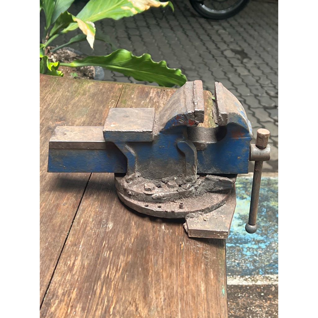 Ragum / Tanggem / Alat Jepit Pipa / Besi Lawas Ukuran Tanggung