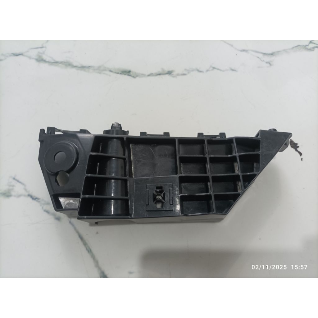 Breket Bracket Bemper Depan Kanan 71731B77M10N000 SUZUKI Ertiga GL M/T 2012 2013 2014 2015 Original