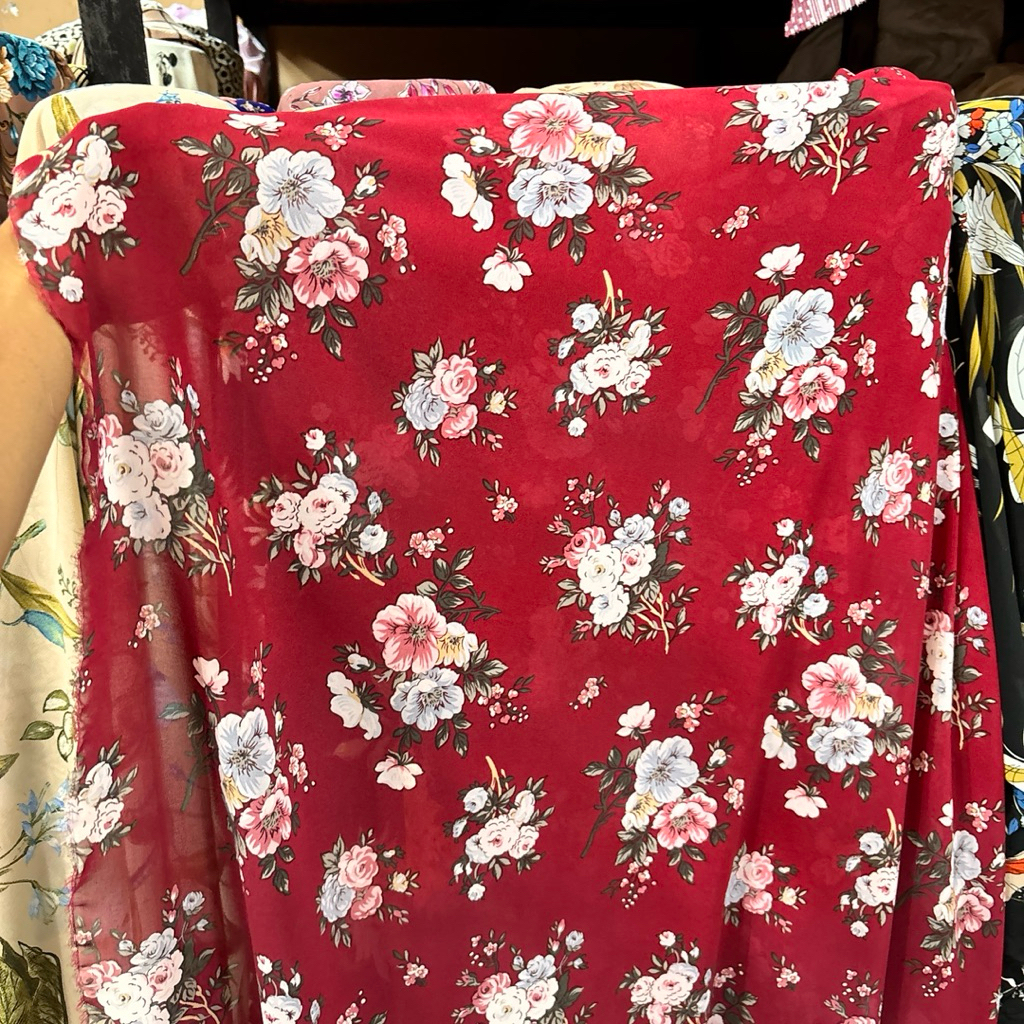 Kain Sifon Ceruty Motif Bunga Merah – Lembut, Jatuh Elegan & Adem (Per ½ Meter)
