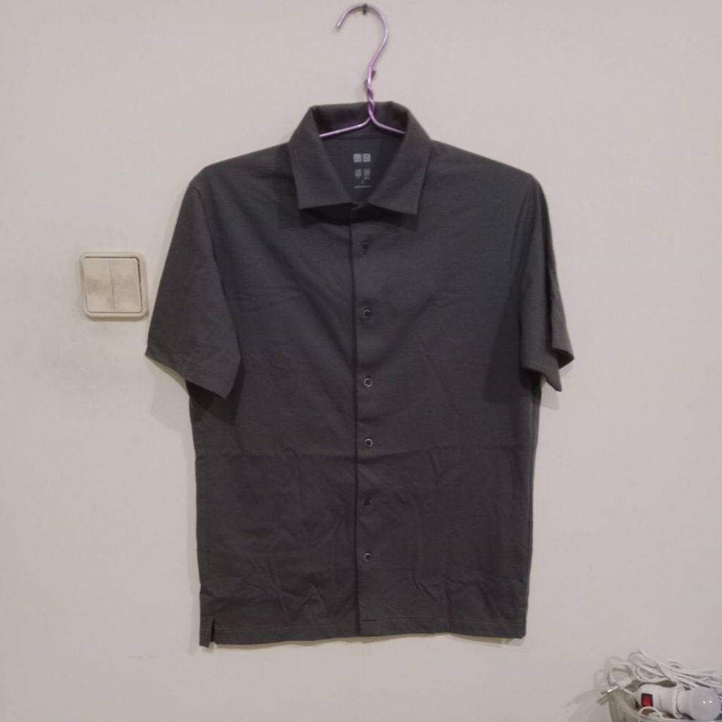 uniqlo Airism kaos polo bekerah full kancing uk. S