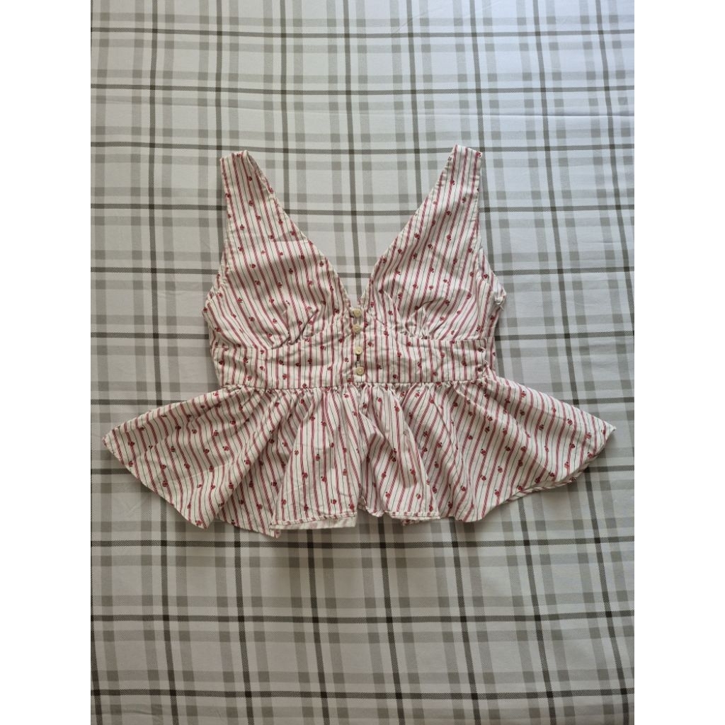 Atasan Garis Merah Motif Bunga Kecil
