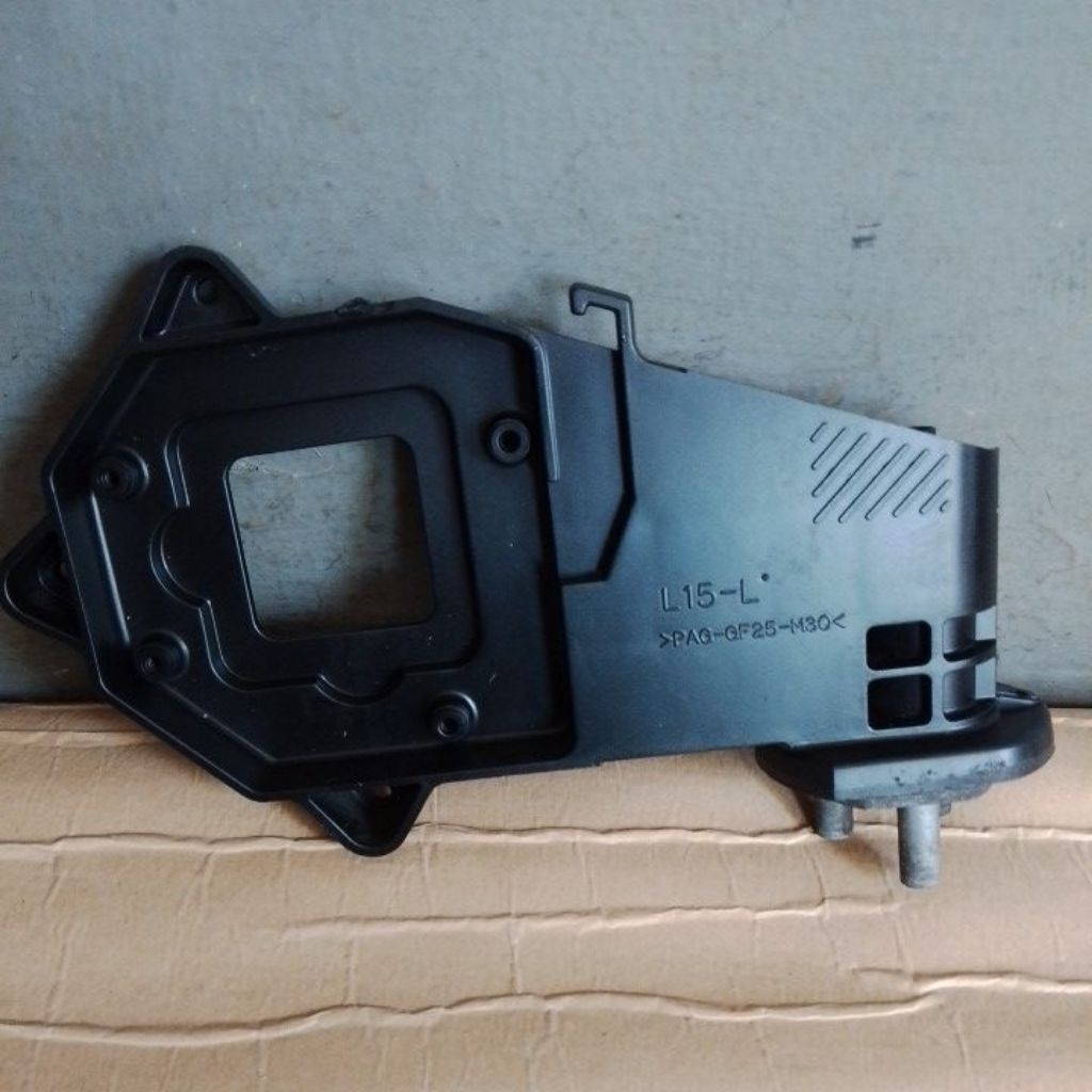 breket engsel spion lipat isuzu panther touring bagian kanan 2007_2009-2012-2014