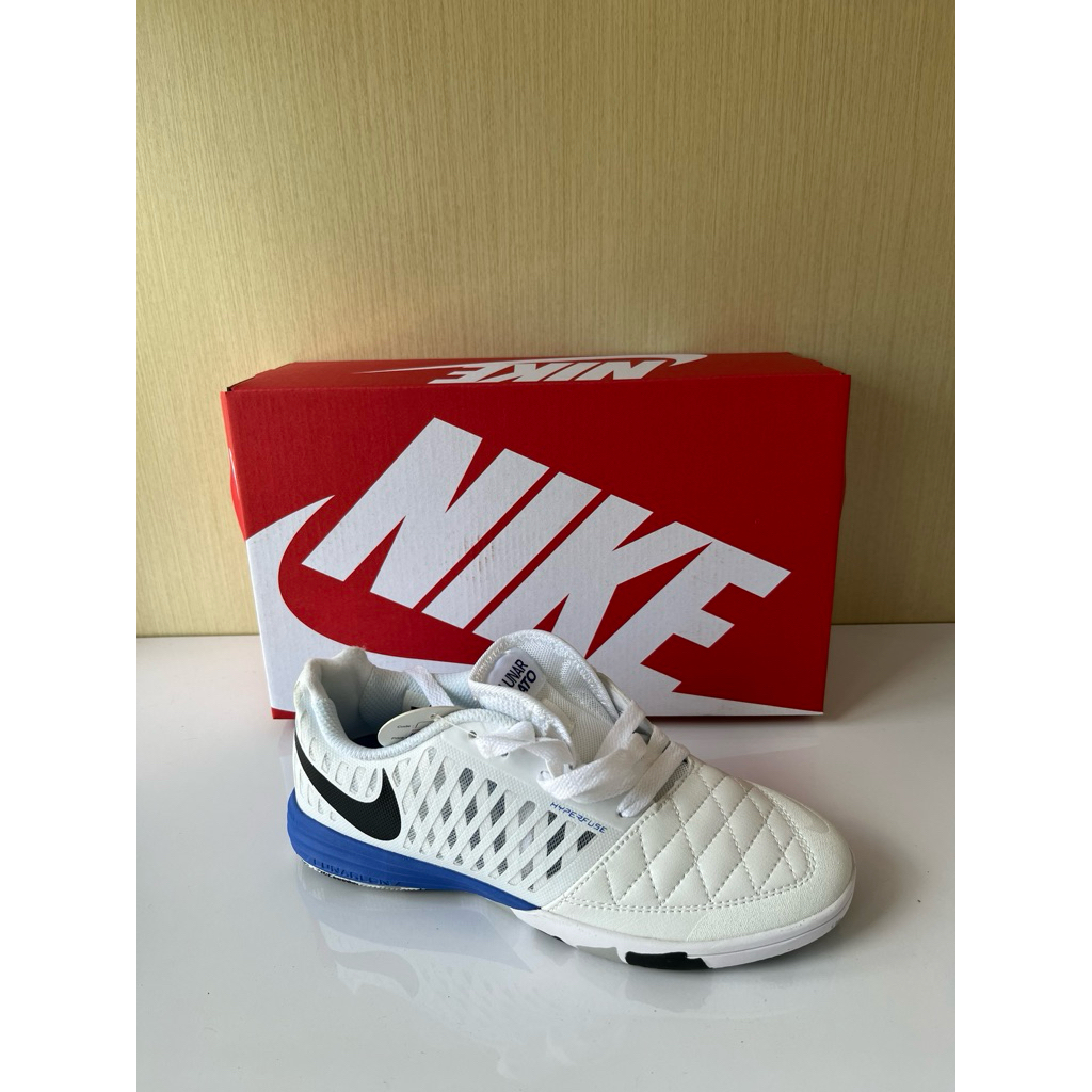 Sepatu futsal Nike