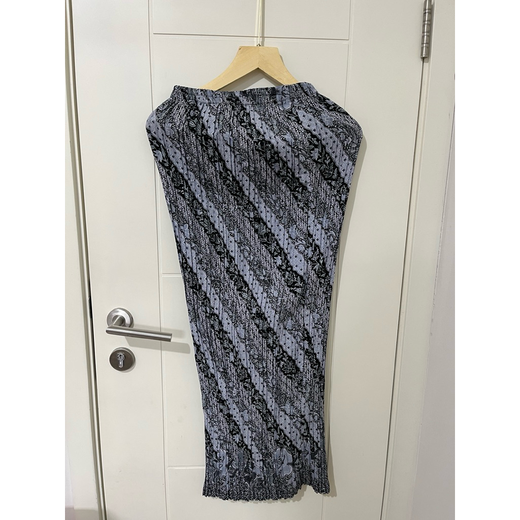 PRELOVED ROK BATIK PLISKET WANITA