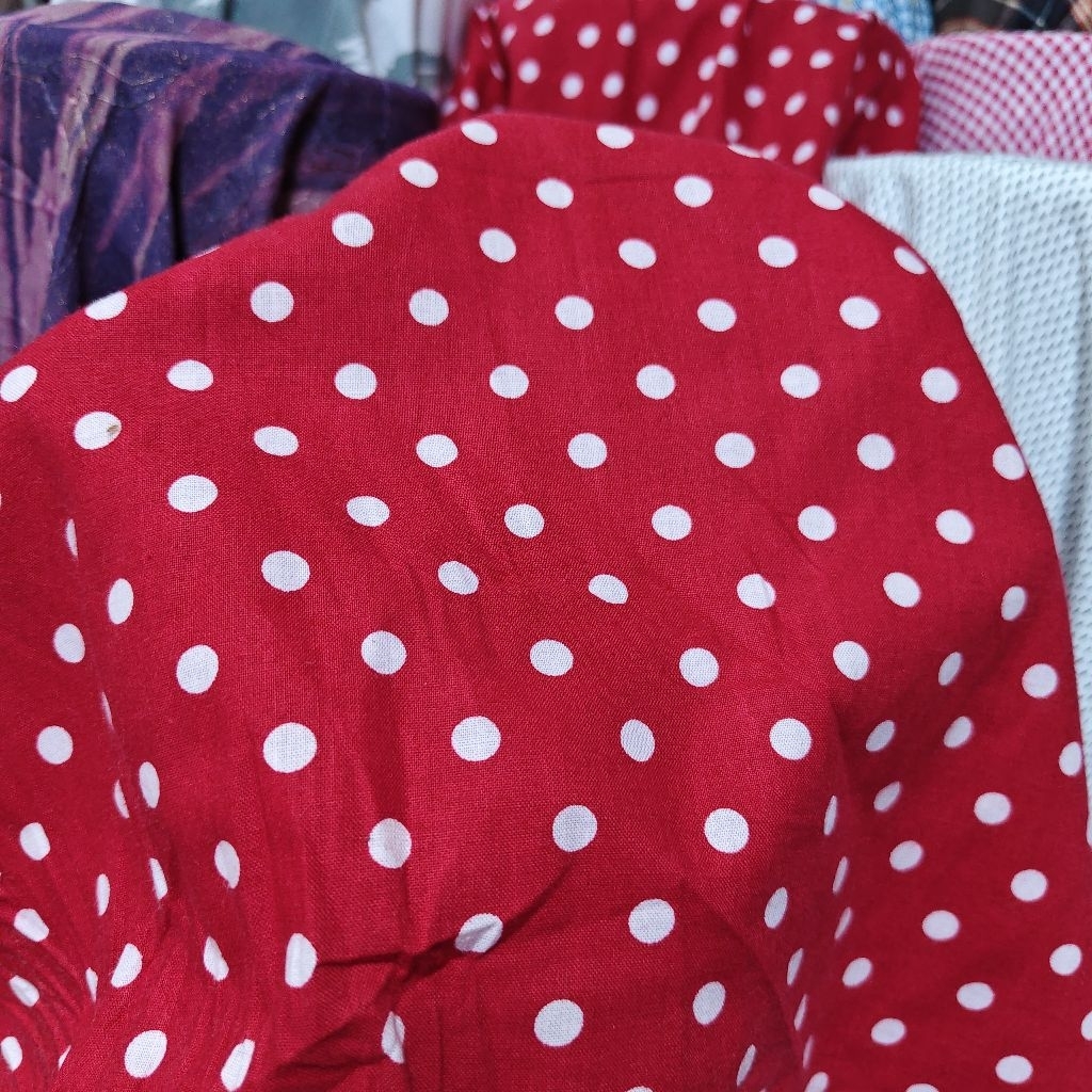 KAIN KATUN PREMIUM MOTIF POLKADOT PUTIH DASAR MERAH SISA GARMENT - KAIN KATUN MOTIF DOT HARGA/0,5M