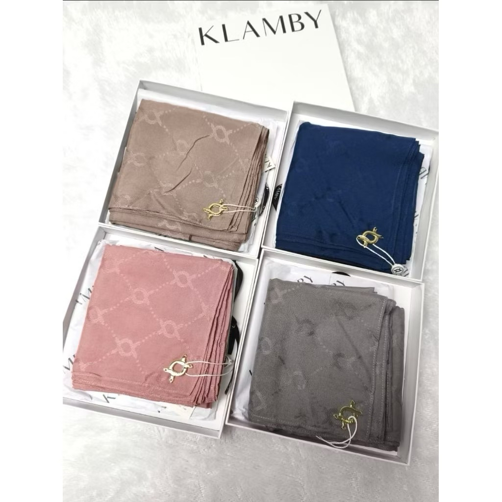 wearing klamby monogram chain 2.0