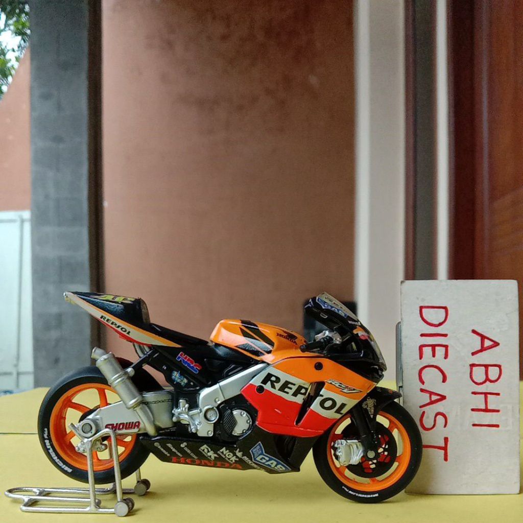 Maisto honda rc211v repsol 2003 valentino rossi 46 miniatur diecast maisto honda rc 211v motogp 2003