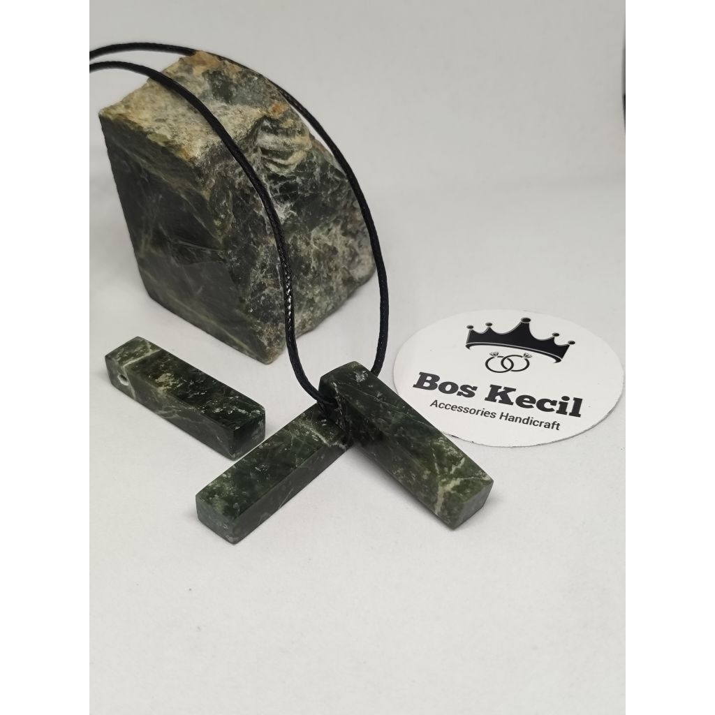 liontin batu giok hijau asli ber urat putih asli alam model kotak panjang hig kualiti / liontin mura