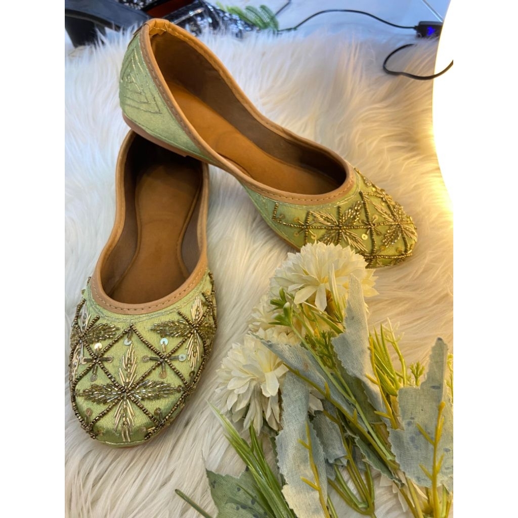 Sepatu sage manik timbul