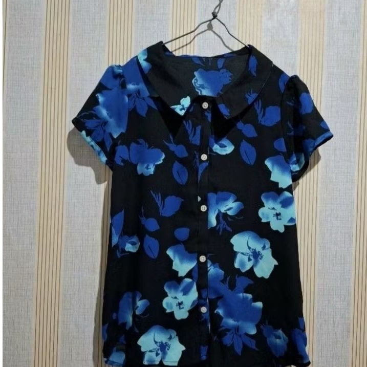 NET* ATASAN KEMEJA WANITA LENGAN PENDEK HITAM MOTIF BUNGA BIRU