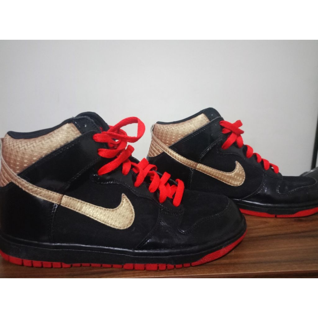 air Jordan black gold red kulit
