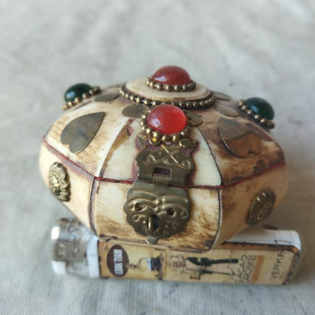 Pajangan Vintage Kotak Perhiasan Tulang Ornamen Batu dan Kuningan