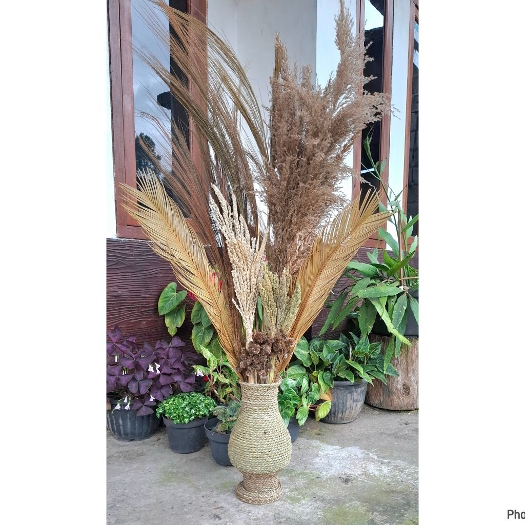 Dekorasi rustic . bunga hias ruang tamu.  bunga sudut meja . bunga dekorasi murah dengan vas mendong