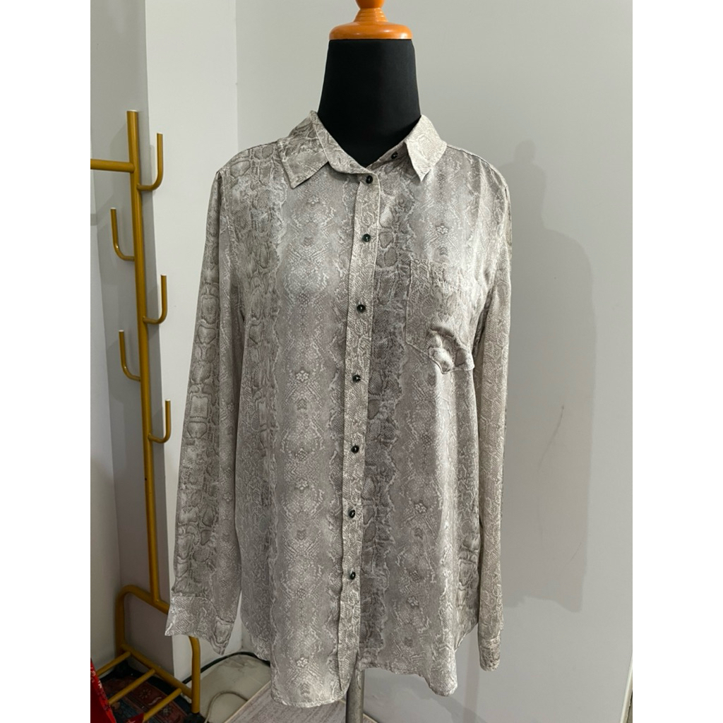 PL Mango Kemeja Wanita Motif Ular Abu Abu Lengan Panjang