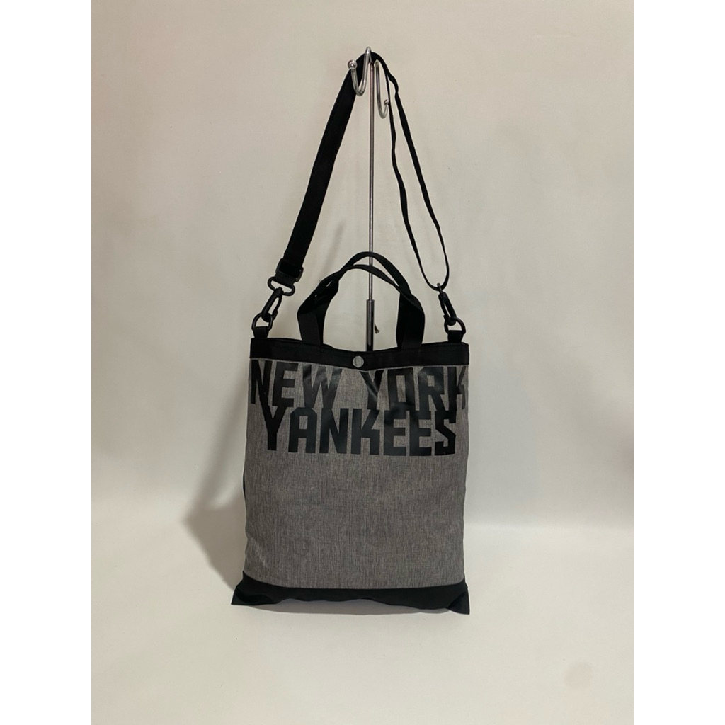 MLB Yankees sling bag