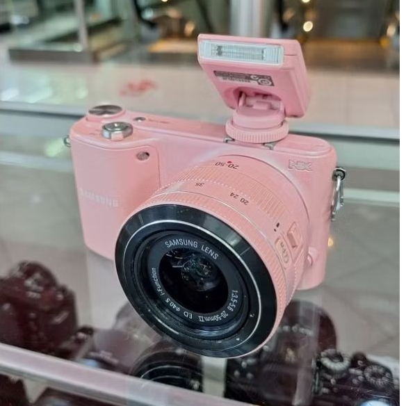 Kamera Mirorless Samsung NX2000 kit 20-50mm Wi-Fi