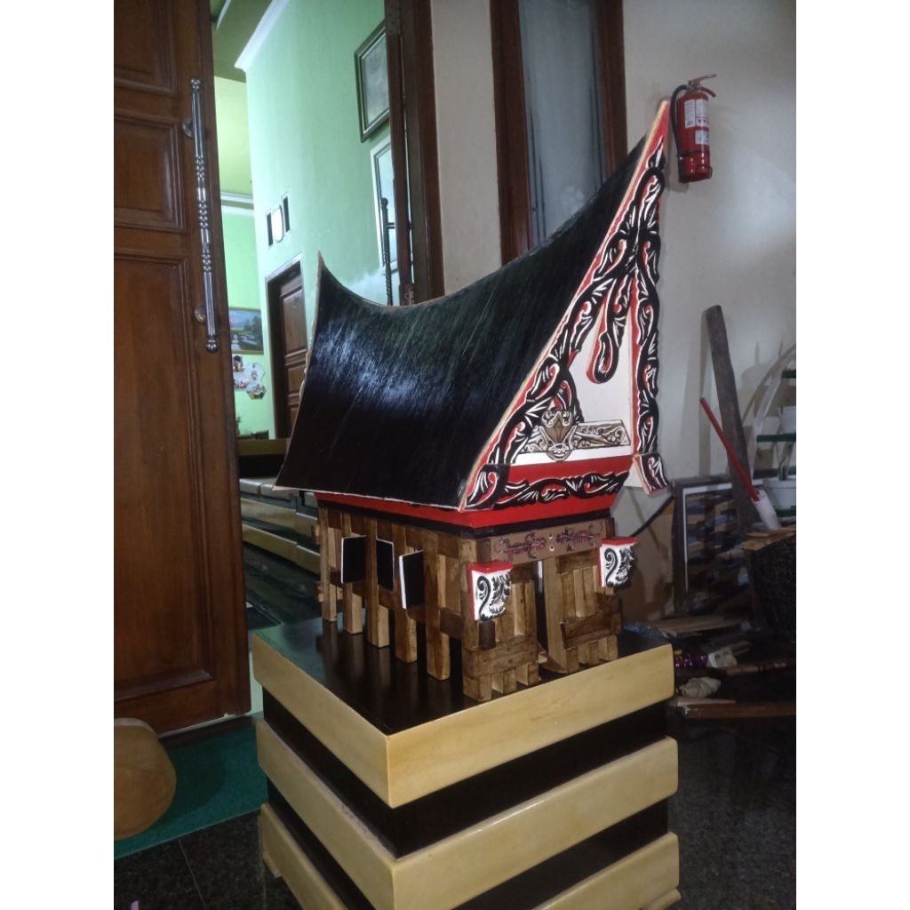 Miniatur rumah adat Batak