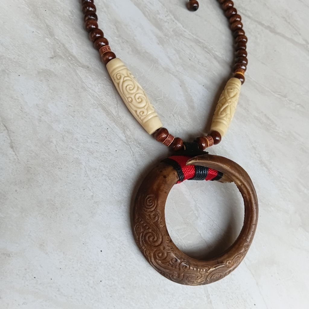 Kalung taring Melingkar Ukir Etnik