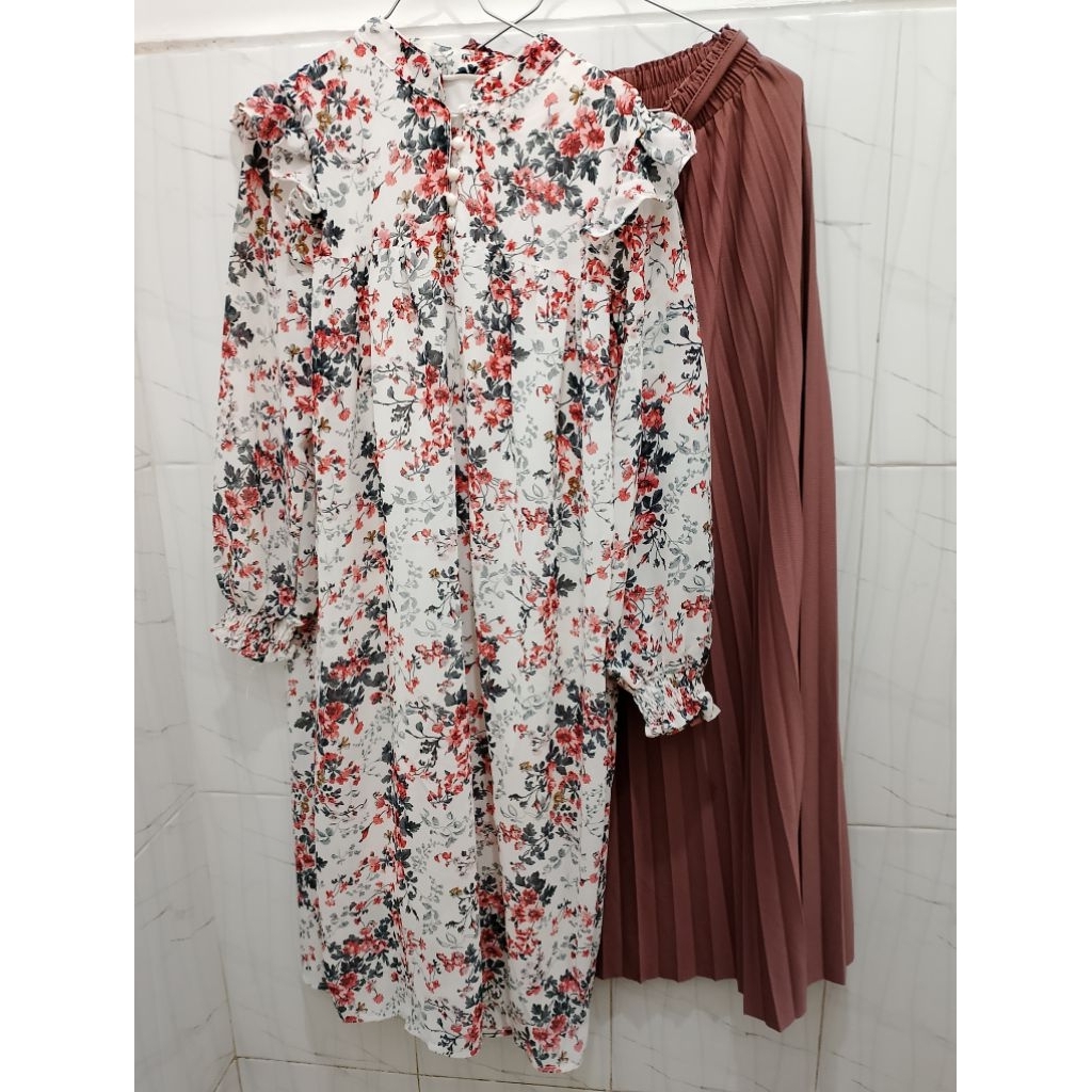 Setelan Tunik Wanita & Rok Plisket motif bunga Size M Preloved