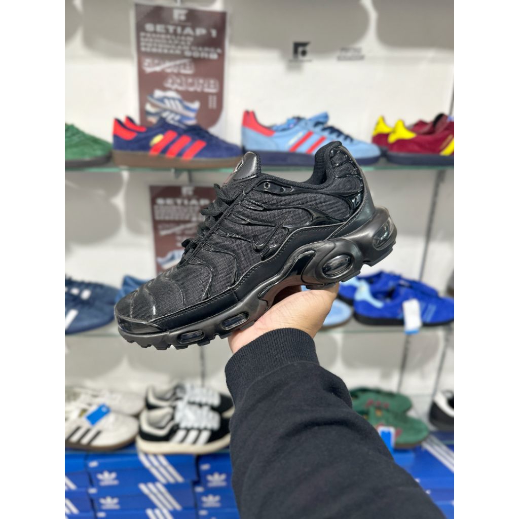 Sepatu Sneakers Casual TN Full Black New Cocok Untuk Sekolah Kerja Maen Outfit Skena Jogging Kalcer 