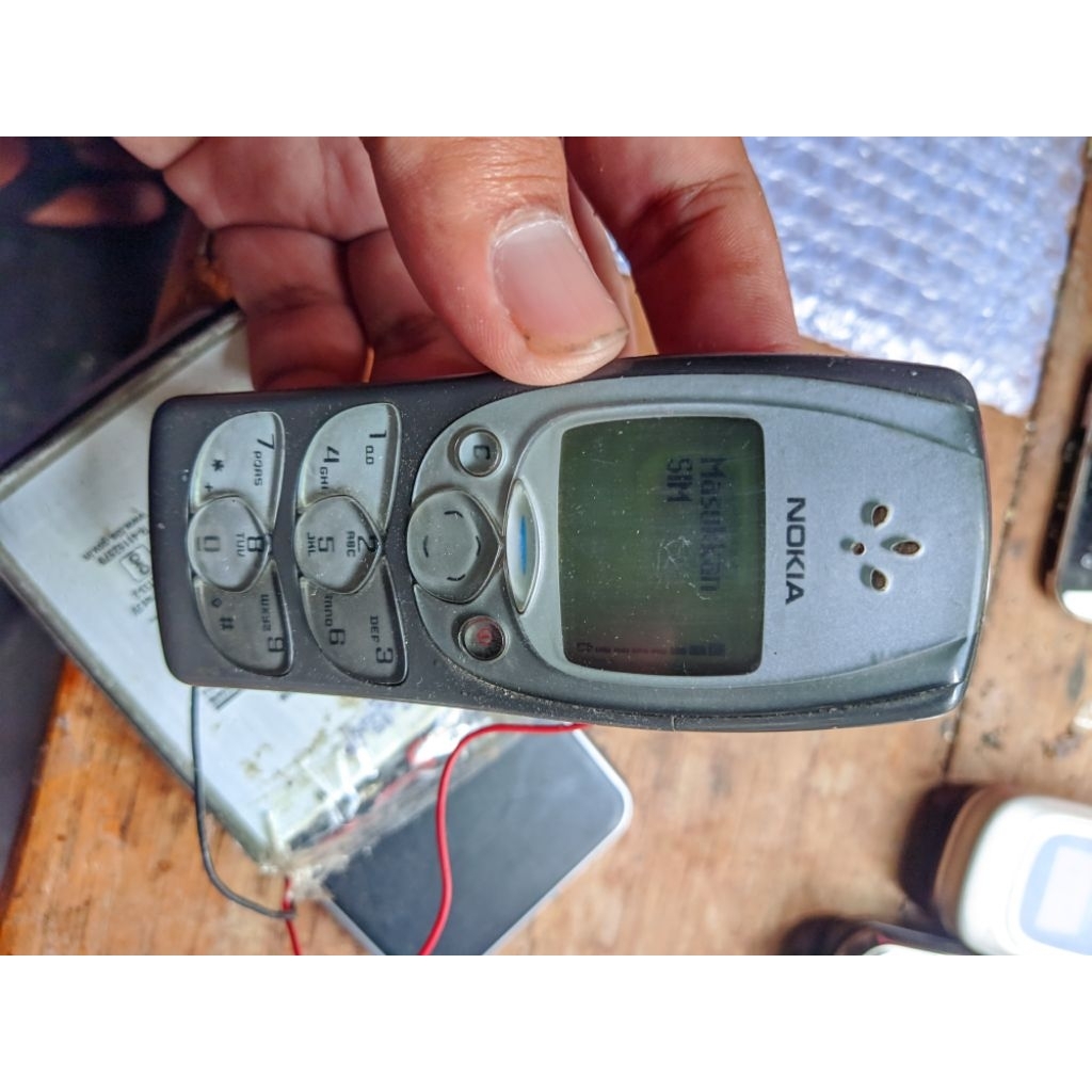 nokia 2300 bahan, kondisi nyala tapi lampu lcd gk nyala ya bosq, tanpa batrey tanpa tutup batrey, ba