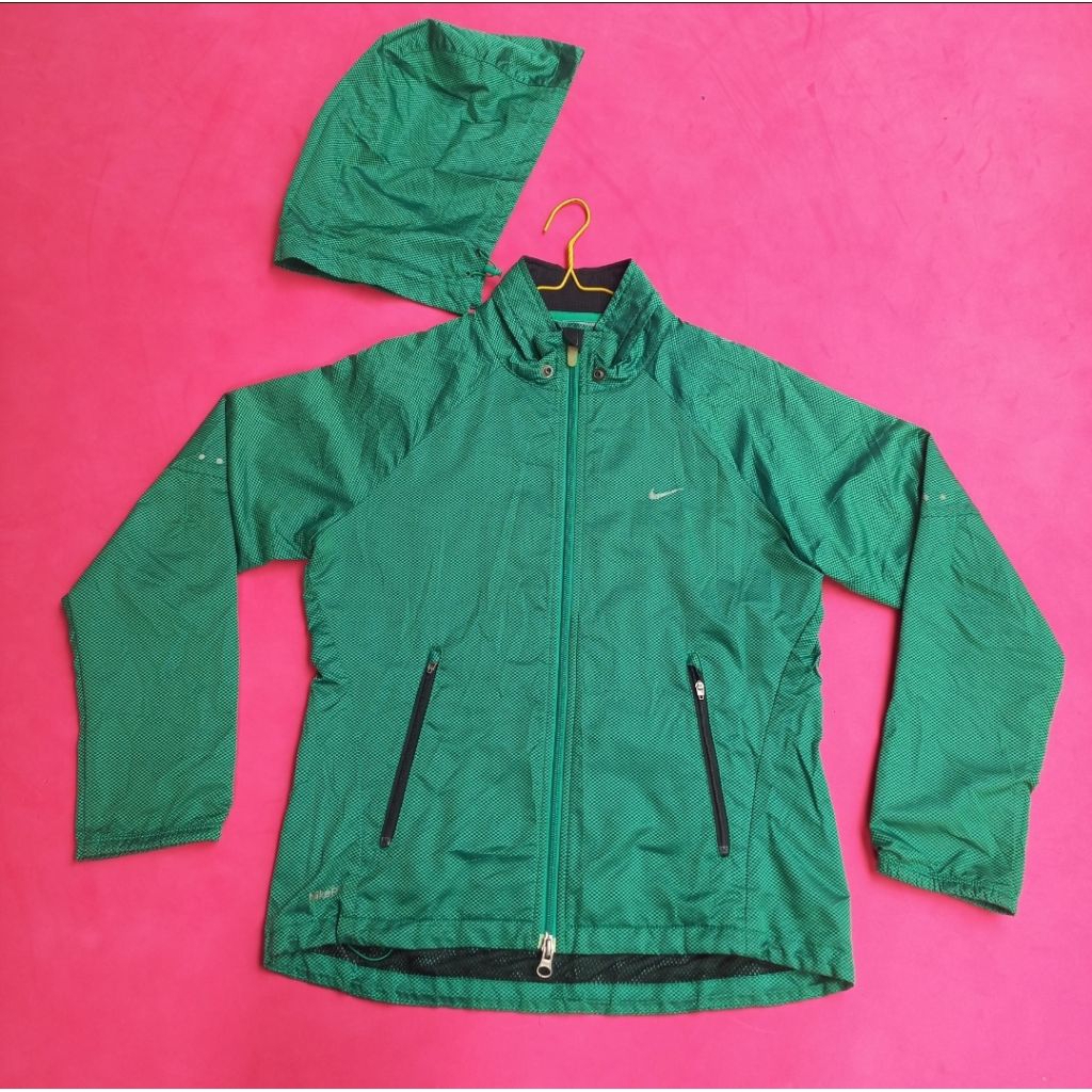 jaket olahraga wanita. Nike