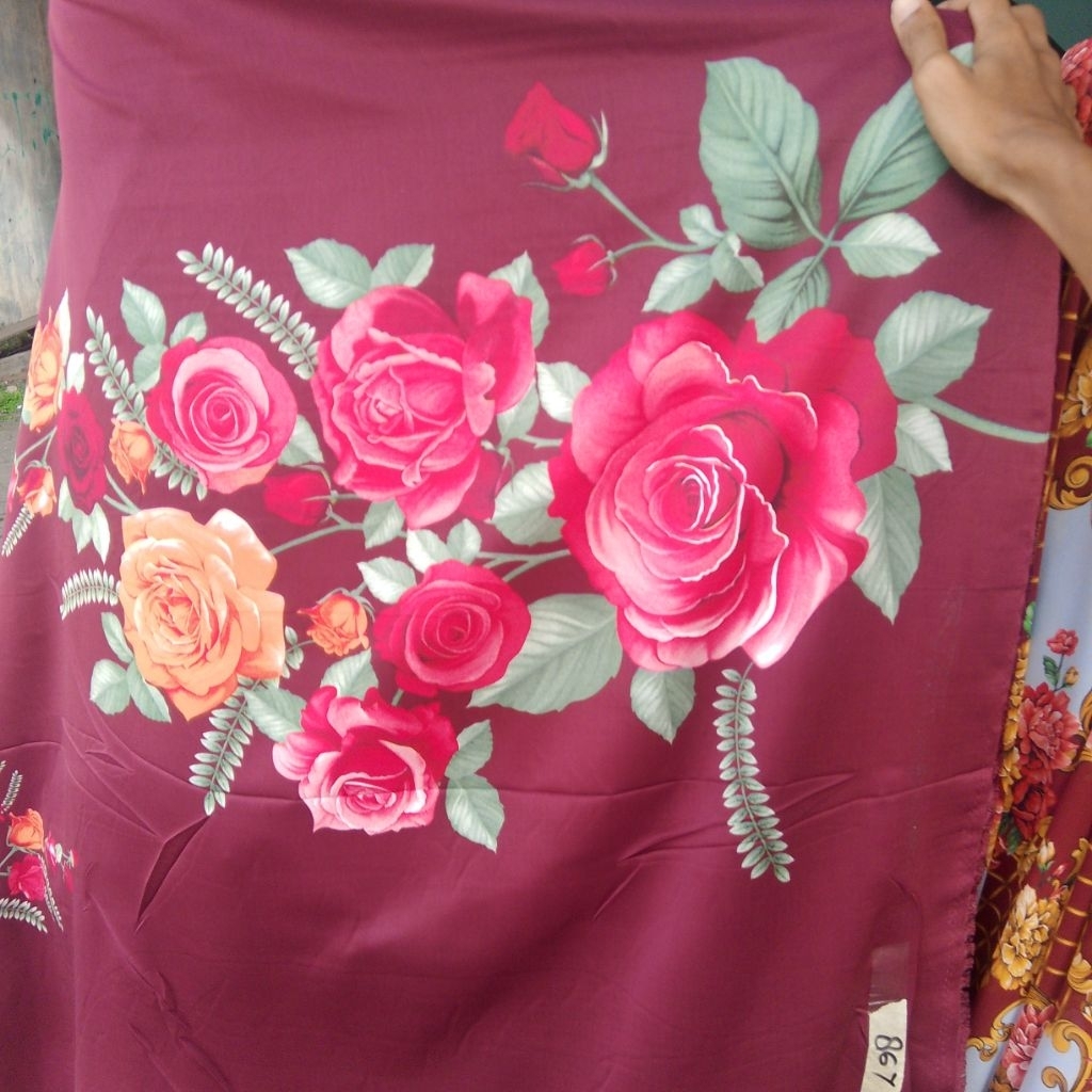 Kain Satin Motif Bunga Mawar Merah Maroon – Kain Satin Halus Mengkilap untuk Gamis, Dress, Hijab, De