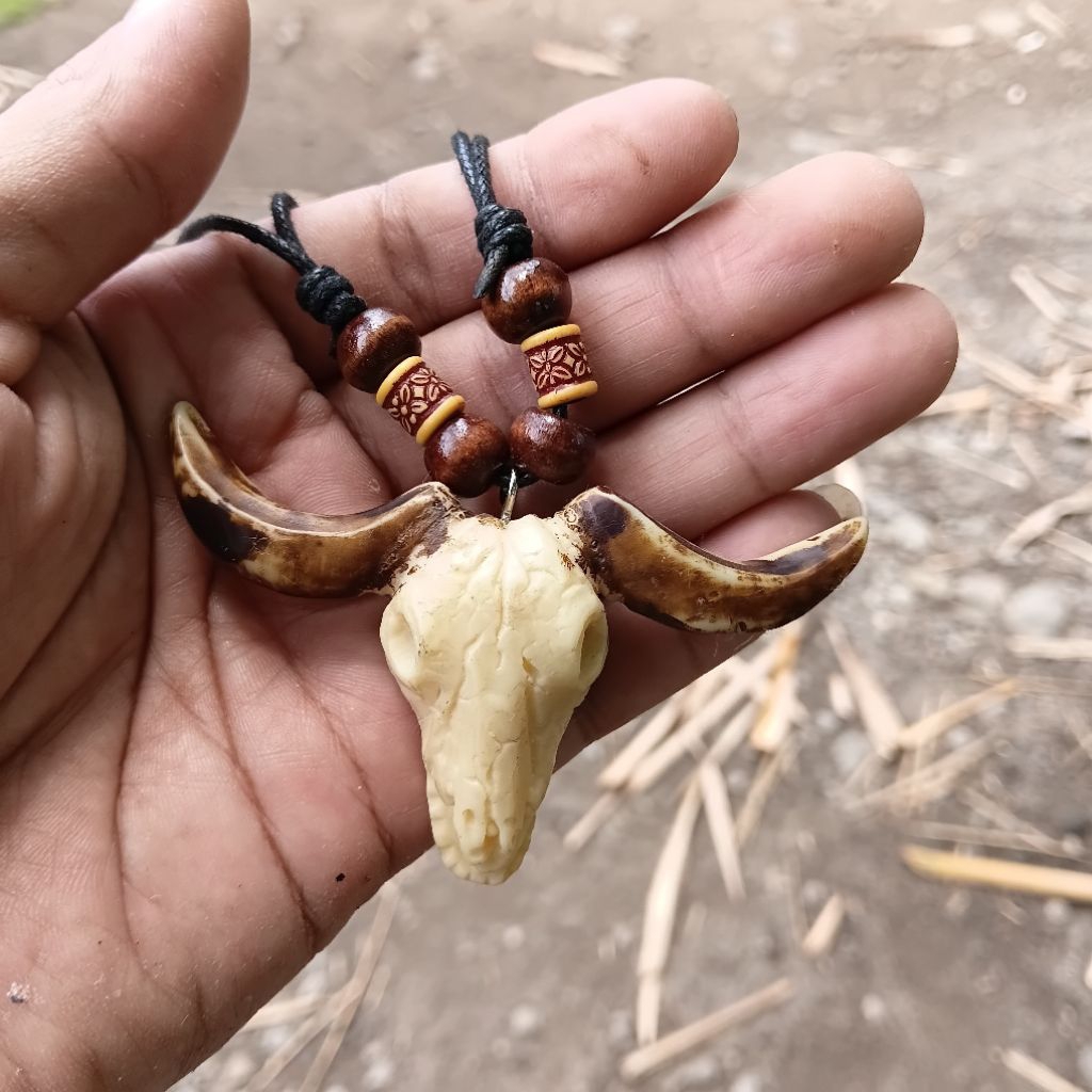 Kalung Tanduk Etnik Motif Tengkorak Kepala Kerbau