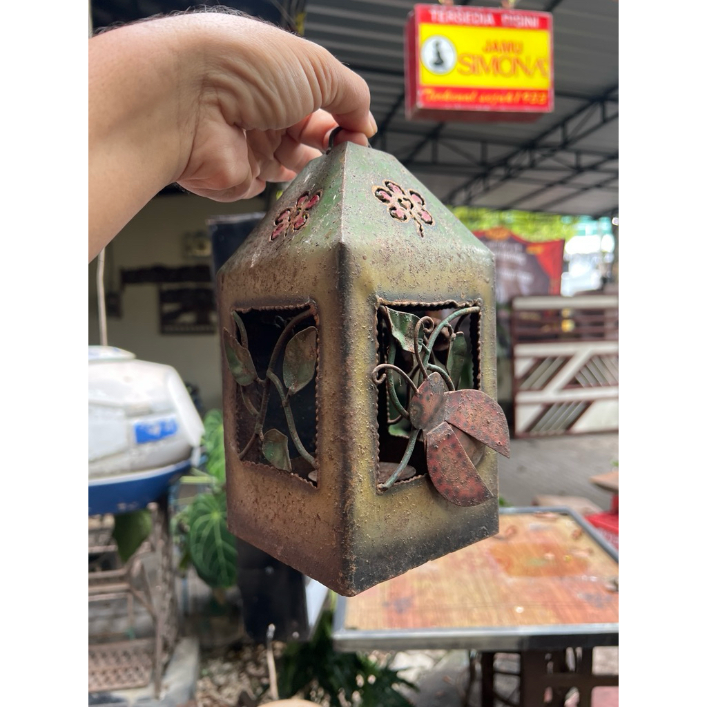 Tempat Lilin Gantung Unik Lawasan Bentuk Lentera Motif Alam Empat Sisi Bahan Seng Plat Besi
