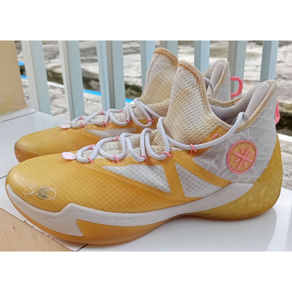 sepatu basket putih krem size 44,5