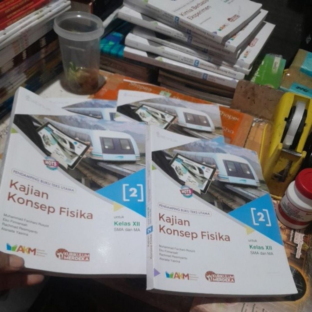 BUKU FISIKA/KAJIAN KONSEP FISIKA UNTUK SMA DAN MA KELAS XII/12/3 KURIKULUM MERDEKA PENERBIT PLATINUM