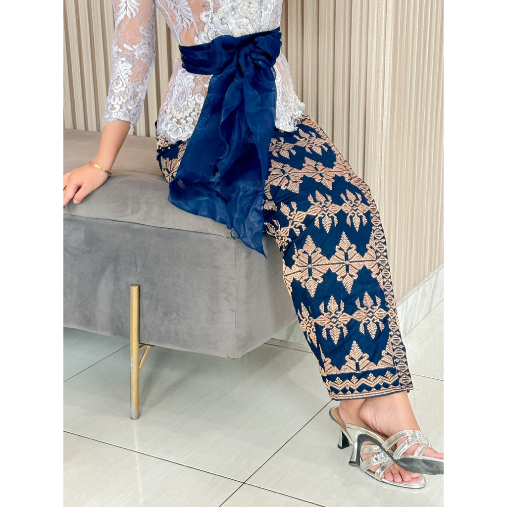 KAMEN JADI BALI BORDIR BENANG GOLD LAWASAN