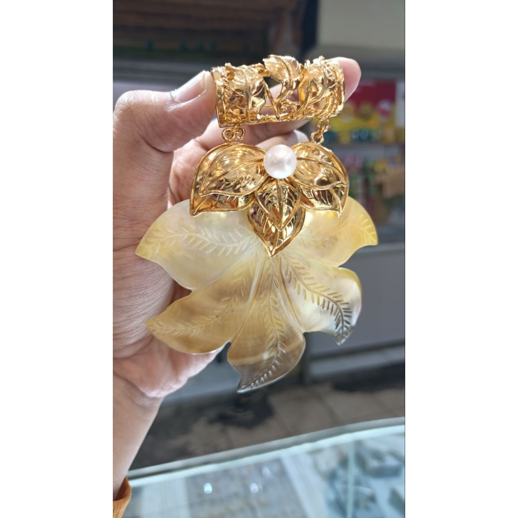 Bros liontin mutiara dan cangkang kerang