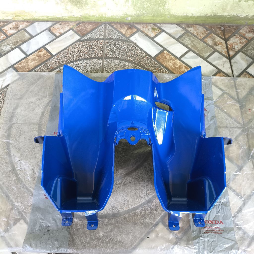 81131-KVB-N50SBM cover dek saku laci kontak atas Honda Vario 110 techno karbu biru original AHM