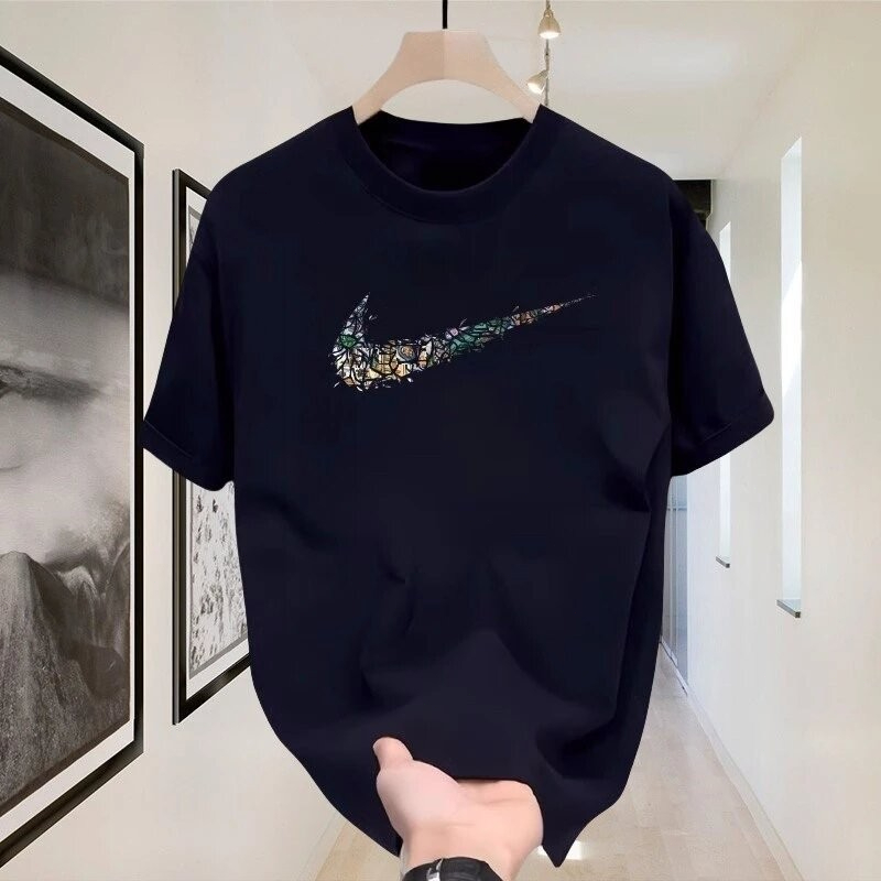 COD Kaos OOTD Pria Baju Putih dengan Logo Nike Swoosh Mosaik untuk Gaya Kasual Sporty