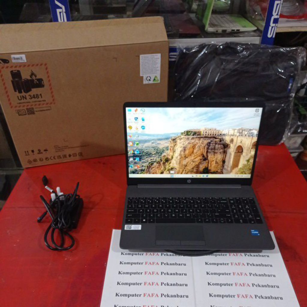 HP 250 G8 - Core i3 Gen 1115G4 RAM 8GB  256GB SSD 15 inchi W11