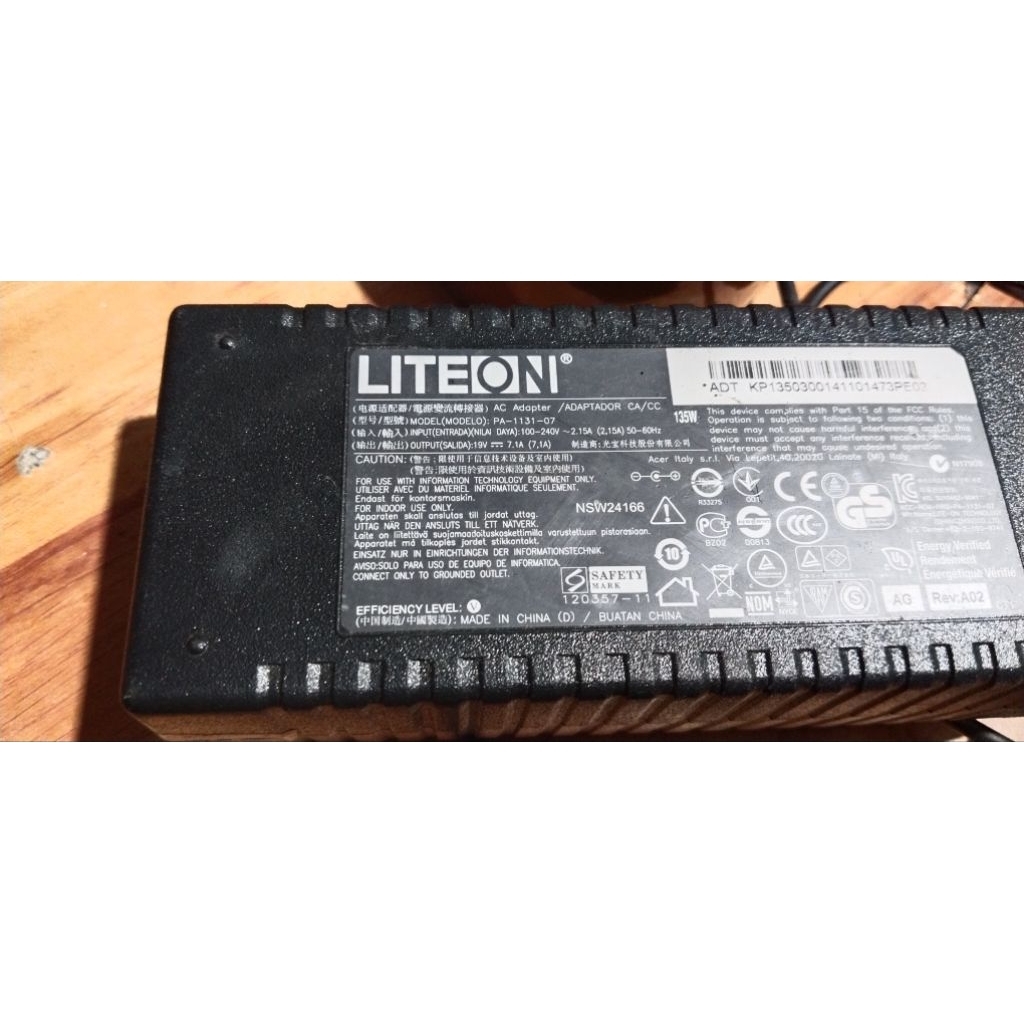 adaptor 19 v 7.1 a bekas berkualitas