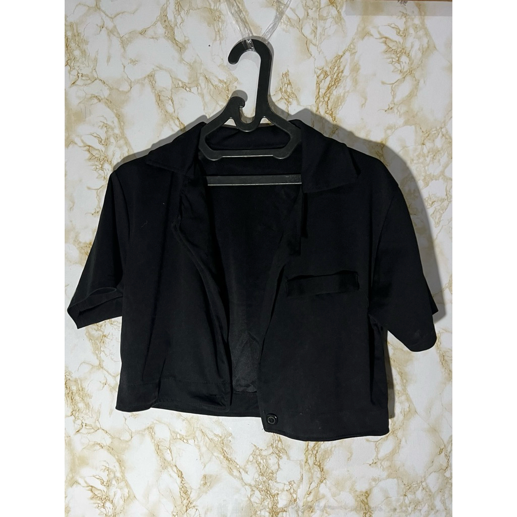 Outer Crop Top Hitam