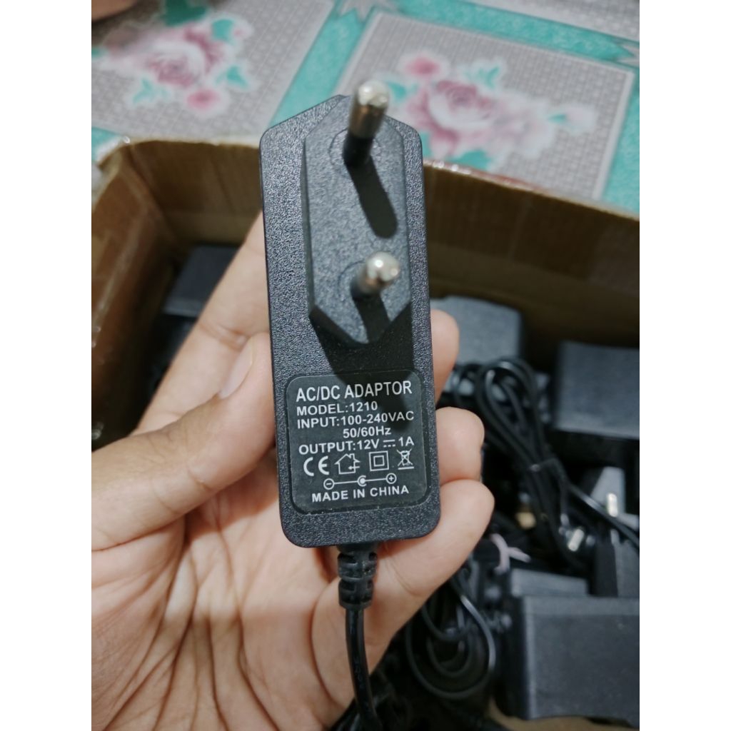 Adaptor 12V 1A bekas ont