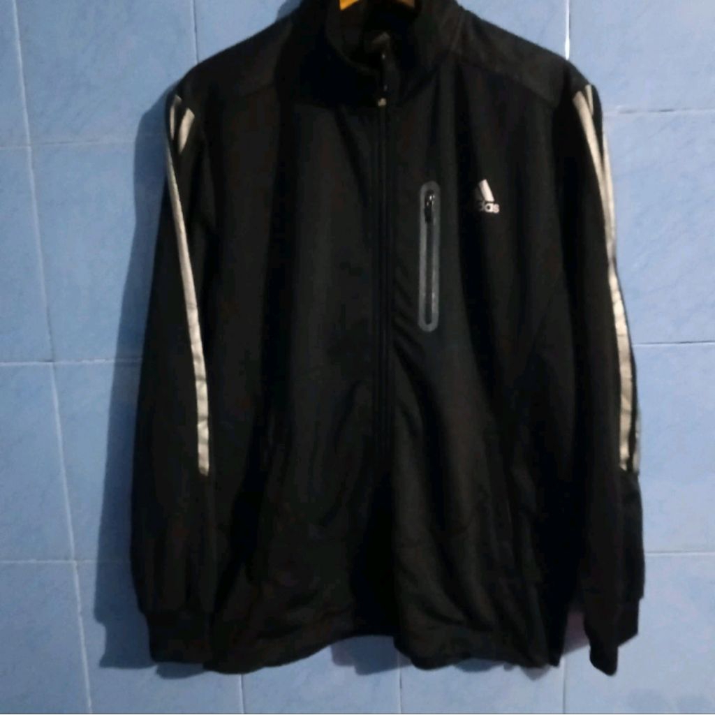 tracktop Adidas hitam berkantong di dada
