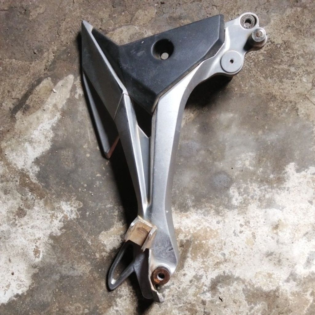 STEP BELAKANG KANAN HONDA SUPRA X 125 FI ORIGINAL K41 AHM