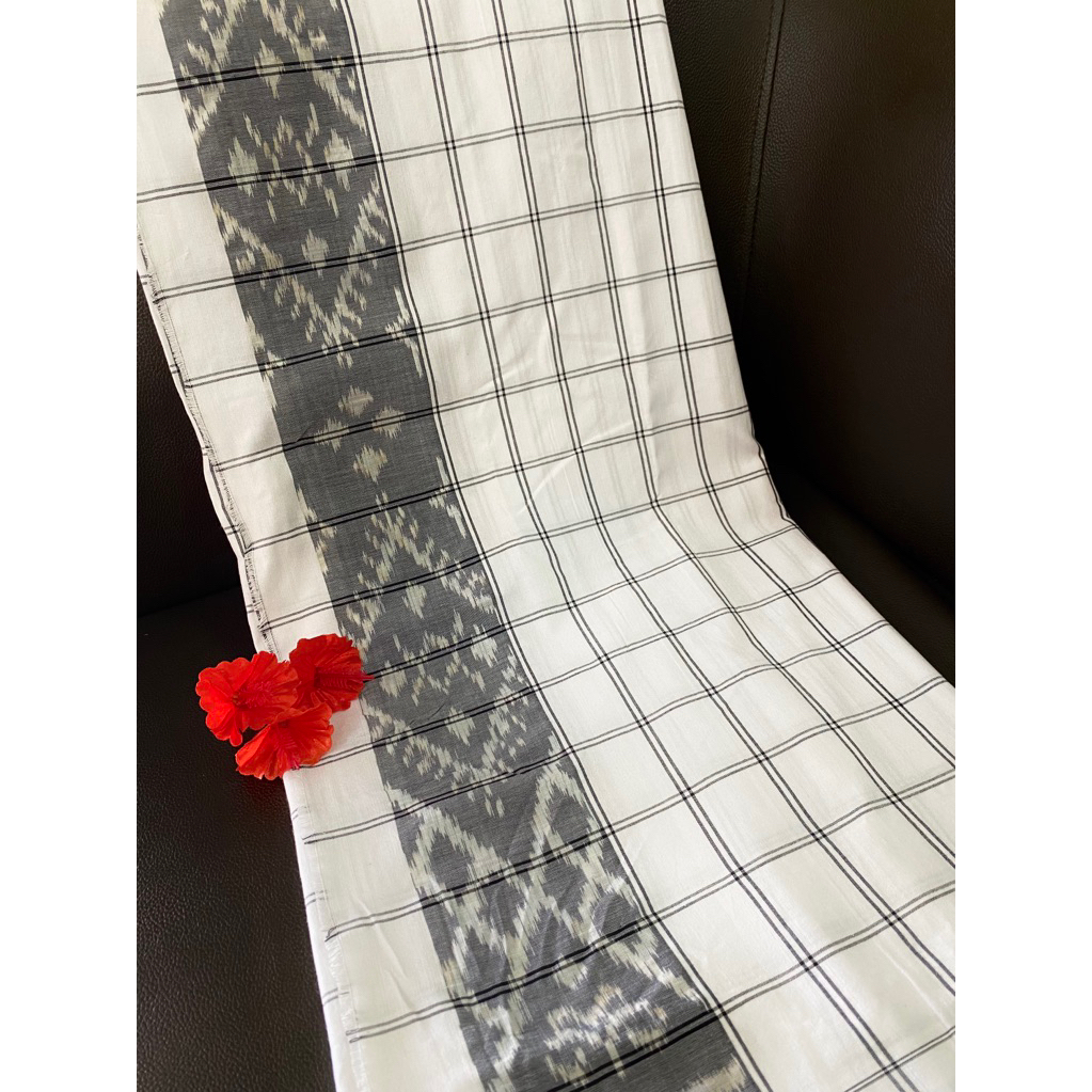 Kamen Endek Putih Tenun